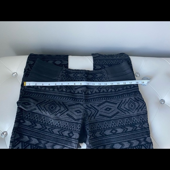 One5one — Dark gray and black velvety pattern legging with elastic waist bands - Picture 3 of 6